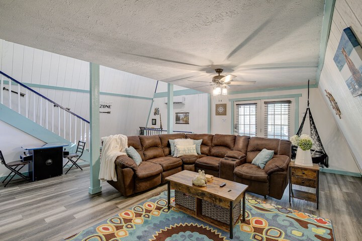emerald Cove Chalet on Douglas Lake w / Hot Tub!
