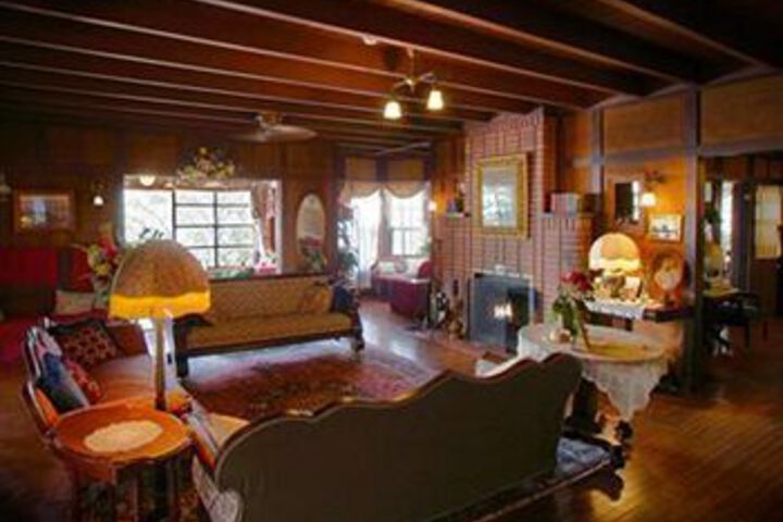 Spicer Castle Inn & Restaurant