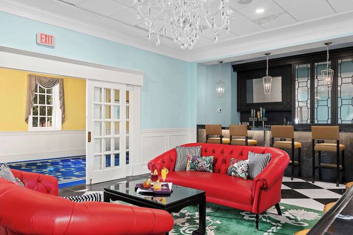 Lounge 141 of 166