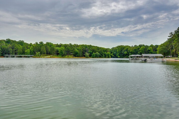 Peaceful Lake Hartwell Gem w / Boat Dock