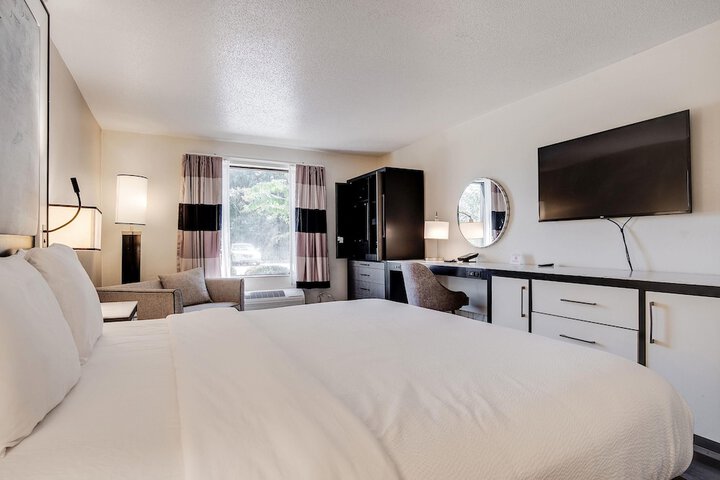 Cottonwood Suites Savannah Hotel & Conference Center