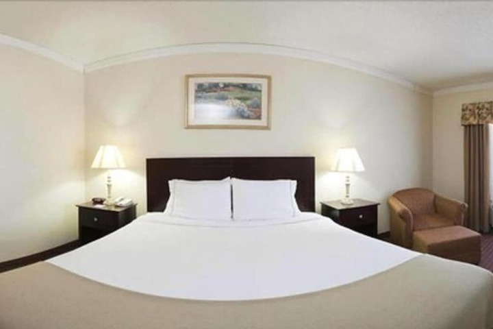 Holiday Inn Express & Suites Plainview by IHG