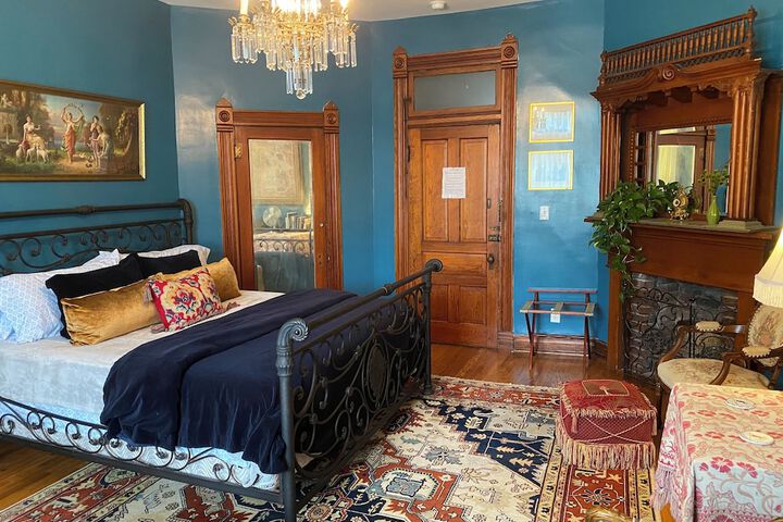 Vineyard Mansion & Carriage House Bed & Breakfast