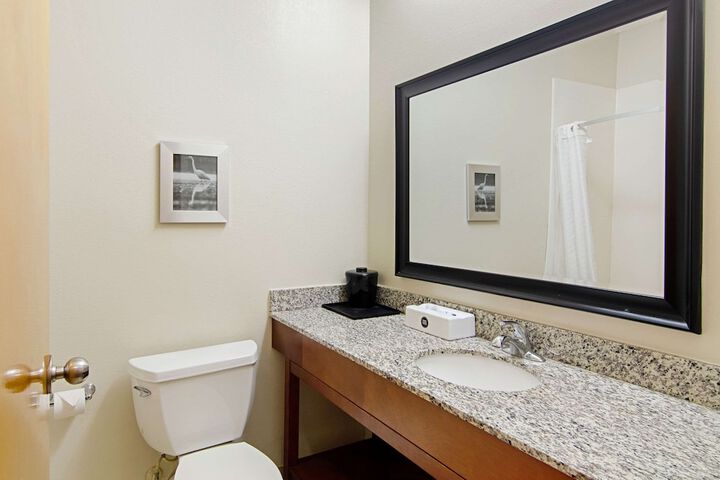 Quality Inn & Suites Near Tanger Outlet Mall