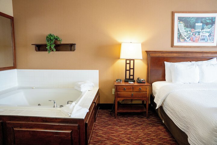 Coshocton Village Inn and Suites