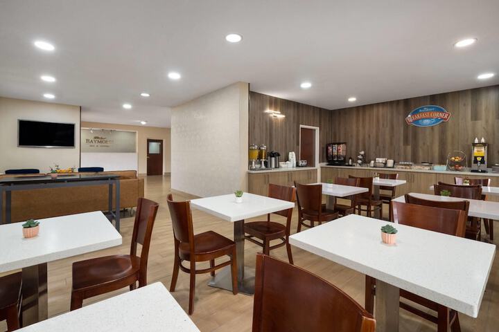 Baymont by Wyndham Savannah / Garden City