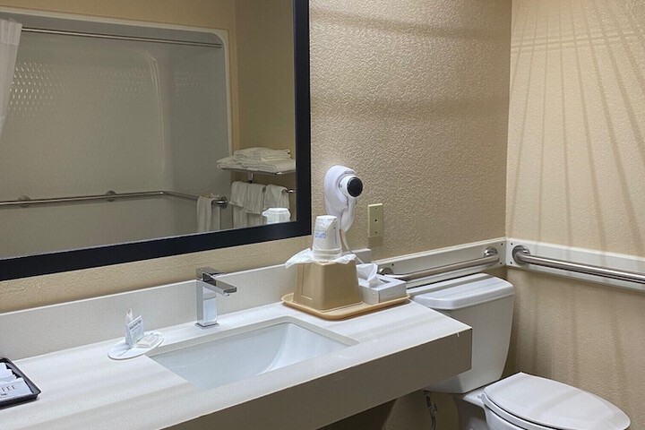 Super 8 by Wyndham New Hampton