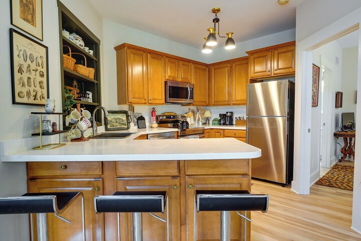 Charming Granville Home w / Porch - Walk Downtown!
