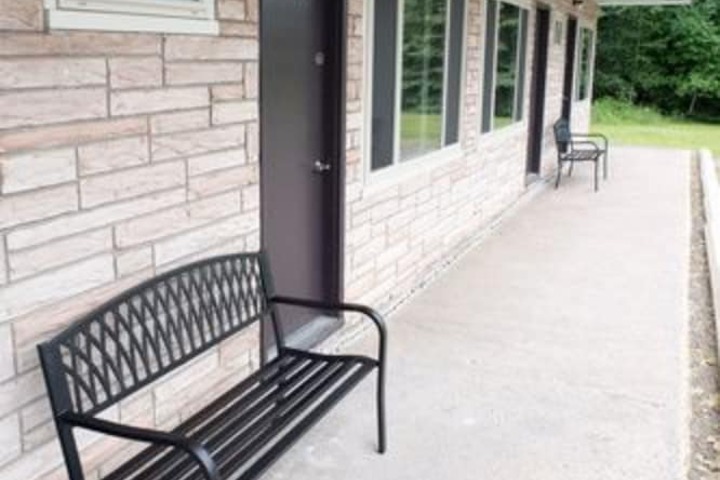 Three Lakes Motel