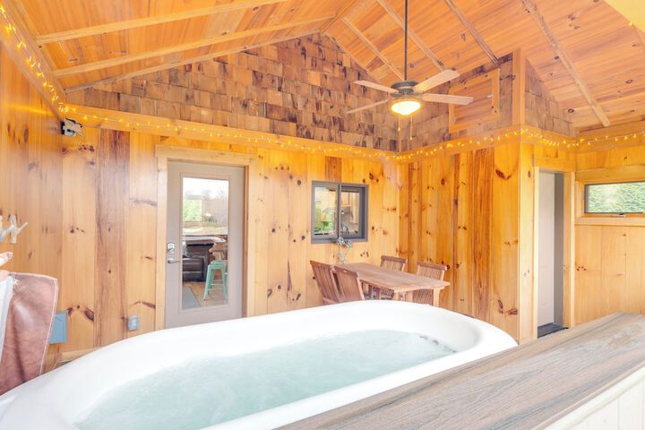 Sawyers Cabin w / Hot Tub in Blue Ridge Mtns!