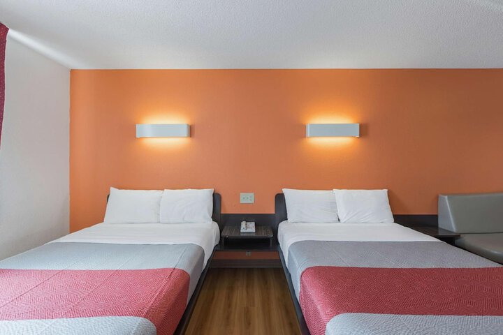 Room 27 of 40