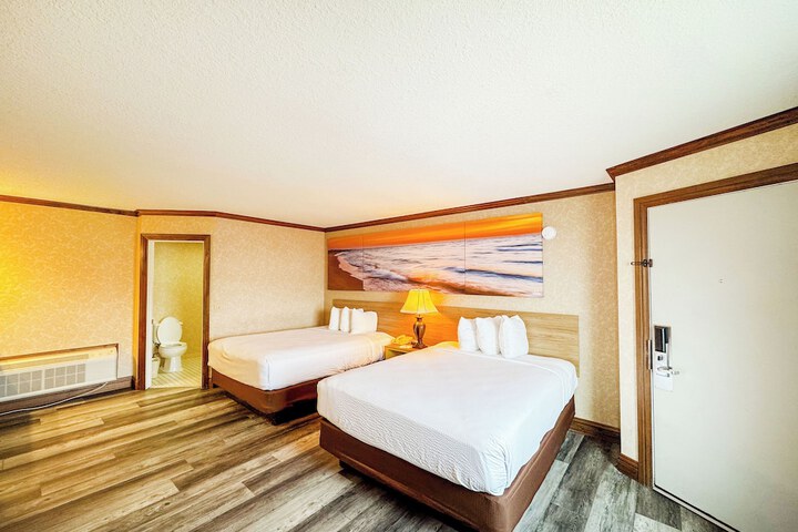 Days Inn by Wyndham Mackinaw City - Lakeview