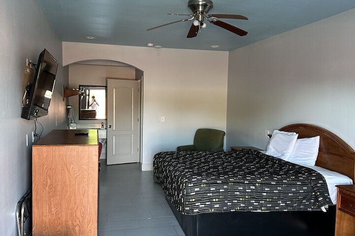 Room 17 of 33