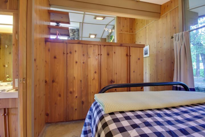 Tranquil Mid-century Modern Cottage w / Forest View