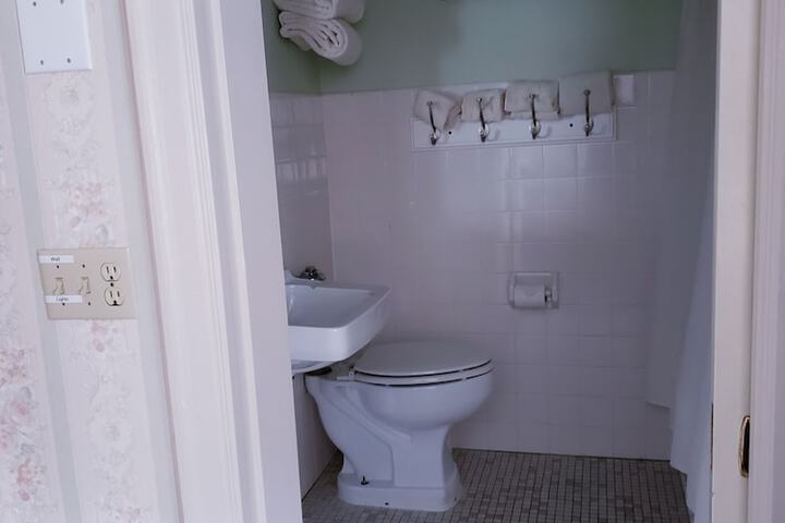 Room 57 of 208