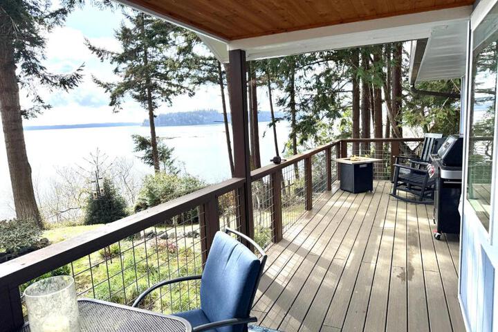 Puget Sound Chic Romantic Cottage with Private Beach Access & Gated Entry