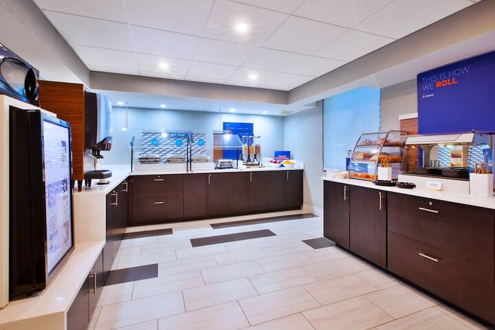 Holiday Inn Express Fairfax - Arlington Boulevard by IHG