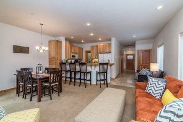 Spacious and Bright near Kings Beach by RedAwning