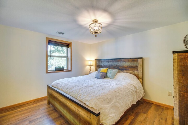 On-site Lake Access: Group Getaway in Afton