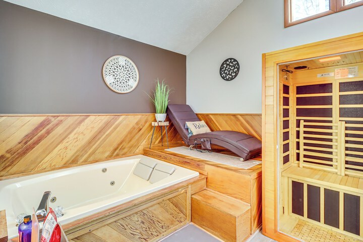 Private Spa Fire Pit & Deck: Poconos Home!