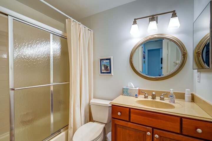 3 Mi to Beaches: Naples Condo w / Pool Access!