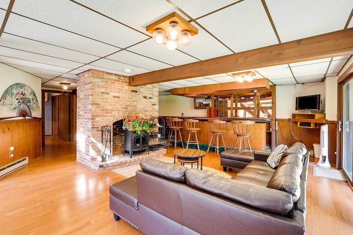 Spacious Woodbury Home w / Pool + Hot Tub!