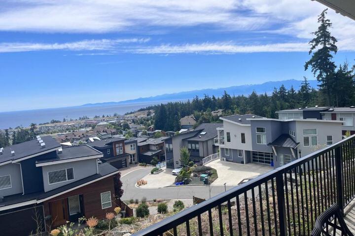 Stunning Ocean View Modern 1 BDR Private Entry Suite
