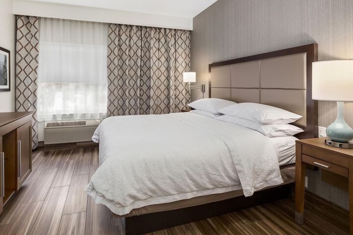 Hampton Inn & Suites Seattle-North / Lynnwood