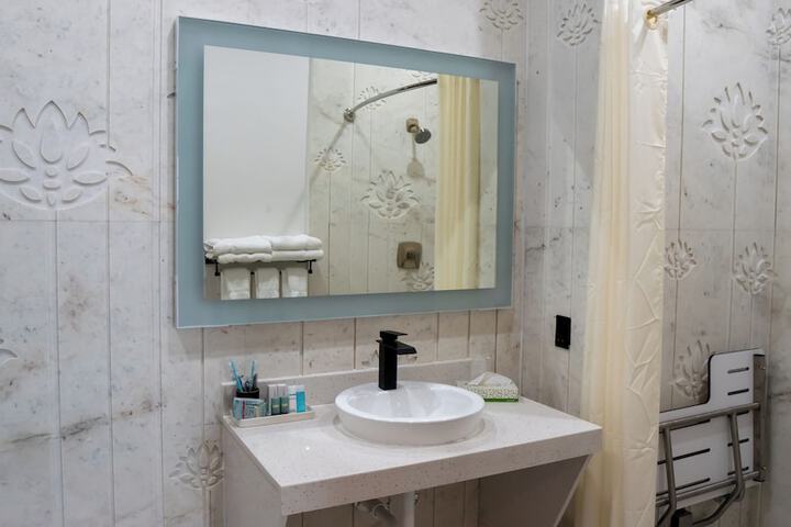 Comfeeni Inn and Suites