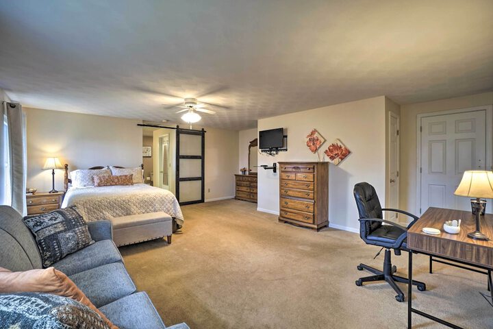 Delightful Tipp City Unit w / Covered Patio!