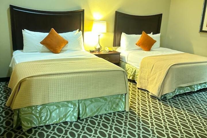 Sunday House Inn and Suites