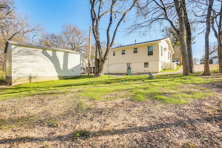 Walk to Lake Texoma: Kingston Retreat w / Deck!
