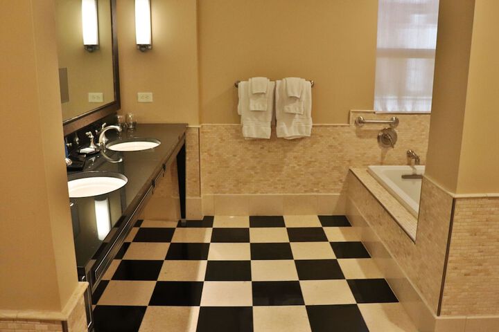 Room 32 of 76