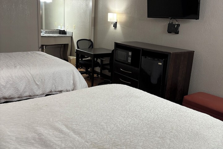 Room 9 of 16