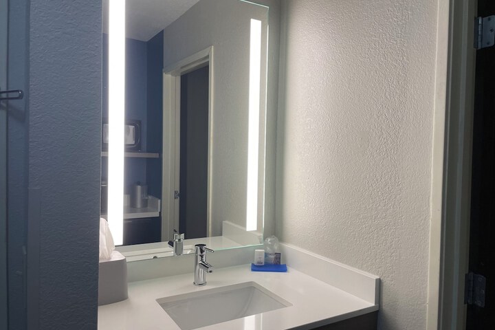 Room 9 of 30