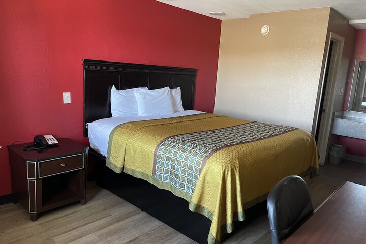 Room 13 of 32