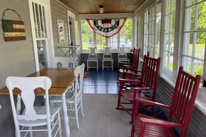 Drop Anchor Cottages and Lake House
