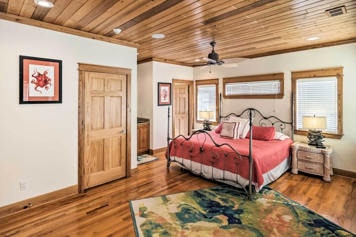 Riverfront Carrabelle Home w / Furnished Patio!