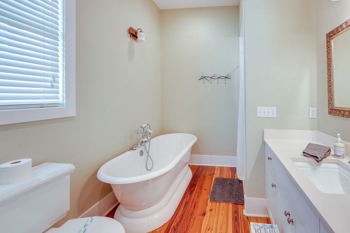 Beach & Pool Access: Peaceful St. Teresa House