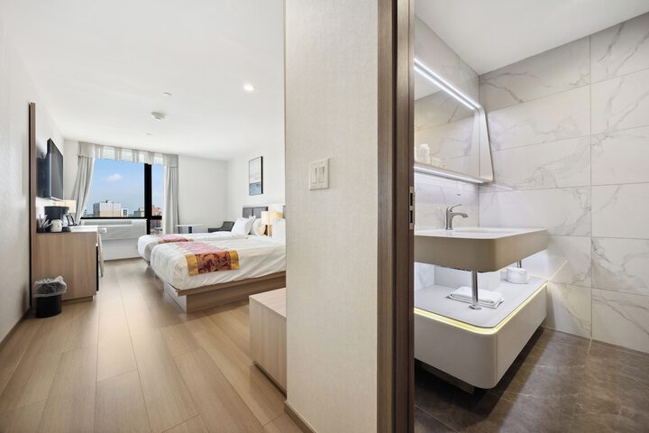 Ramada by Wyndham Flushing Queens