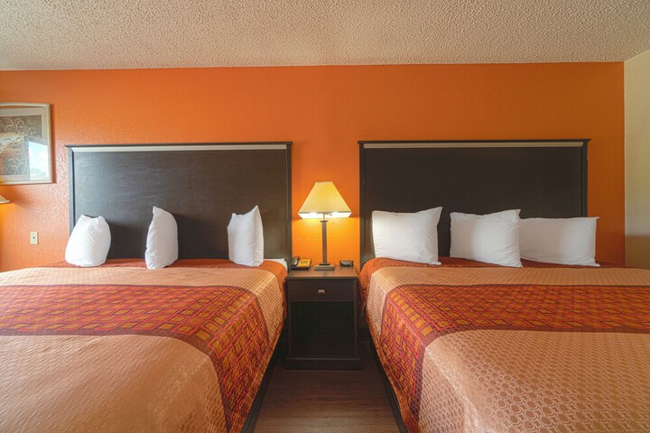 Regency Inn & Suites by OYO Bay City TX