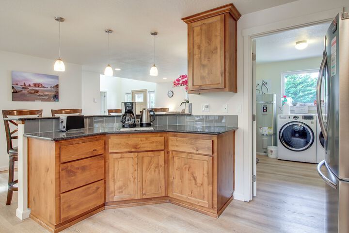 Spacious Bandon Getaway - 2 Blocks to Ocean!