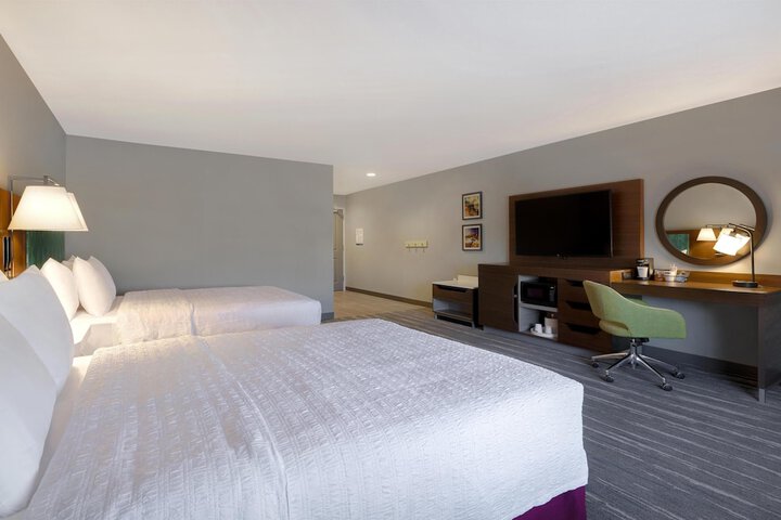 Hampton Inn & Suites Marina