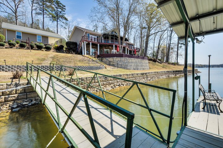 Waterfront Getaway w / Fire Pit + Game Room!