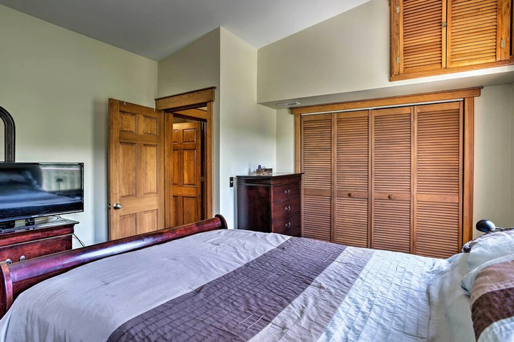 Cozy Home w / Deck & Mtn Views Walk to Casinos