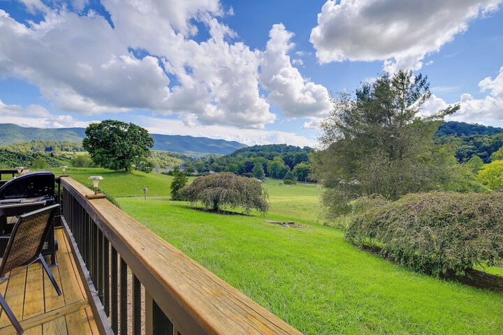 Secluded Mountain City Home w / Deck & Views!