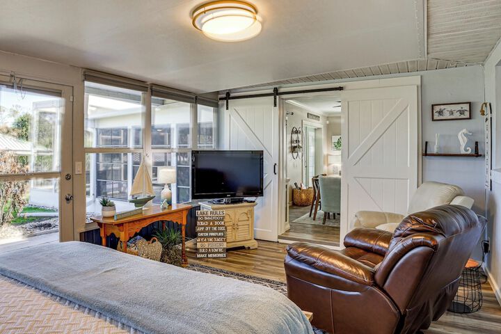 Waterfront Lake Placid Escape w / Dock & Lanai