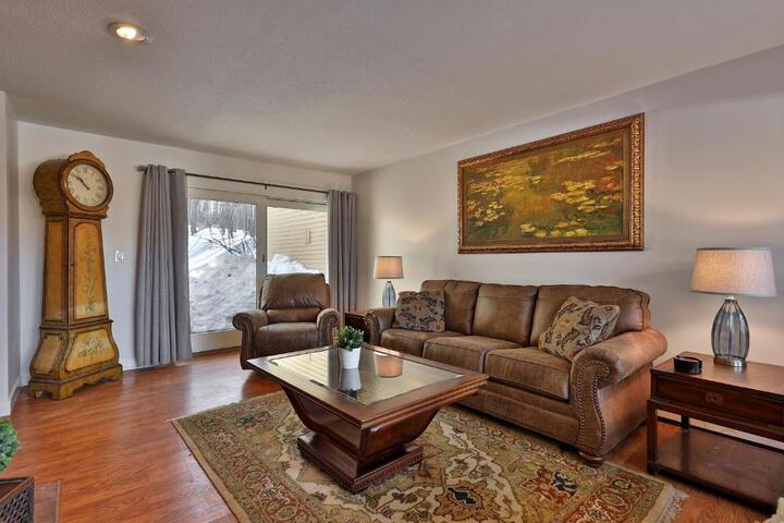 Skiers! Fox Hollow 2BR 2BA Condo Across from Pico, Minutes to Killington condo