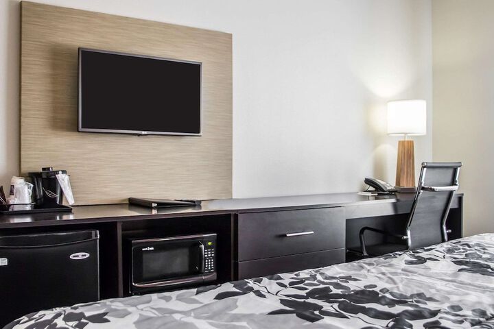 Room 13 of 36