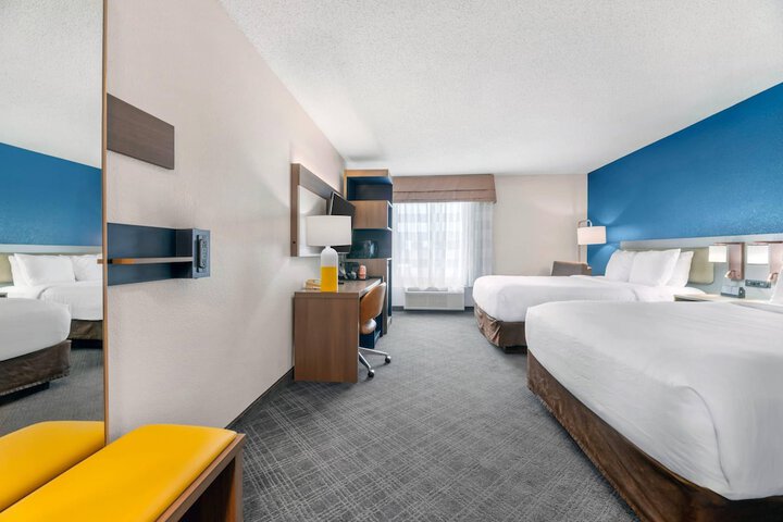 Comfort Inn & Suites Sheboygan I-43